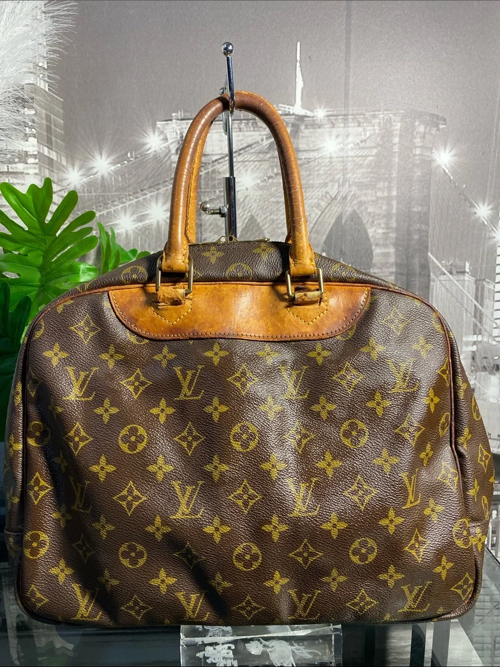 Authentic Louis Vuitton Deauville Monogram Boston Handbag